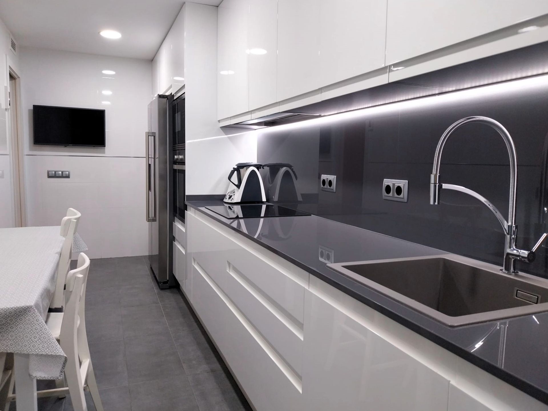 Kitchen of Flat for sale in Pozuelo de Alarcón  with Air Conditioner, Heating and Parquet flooring