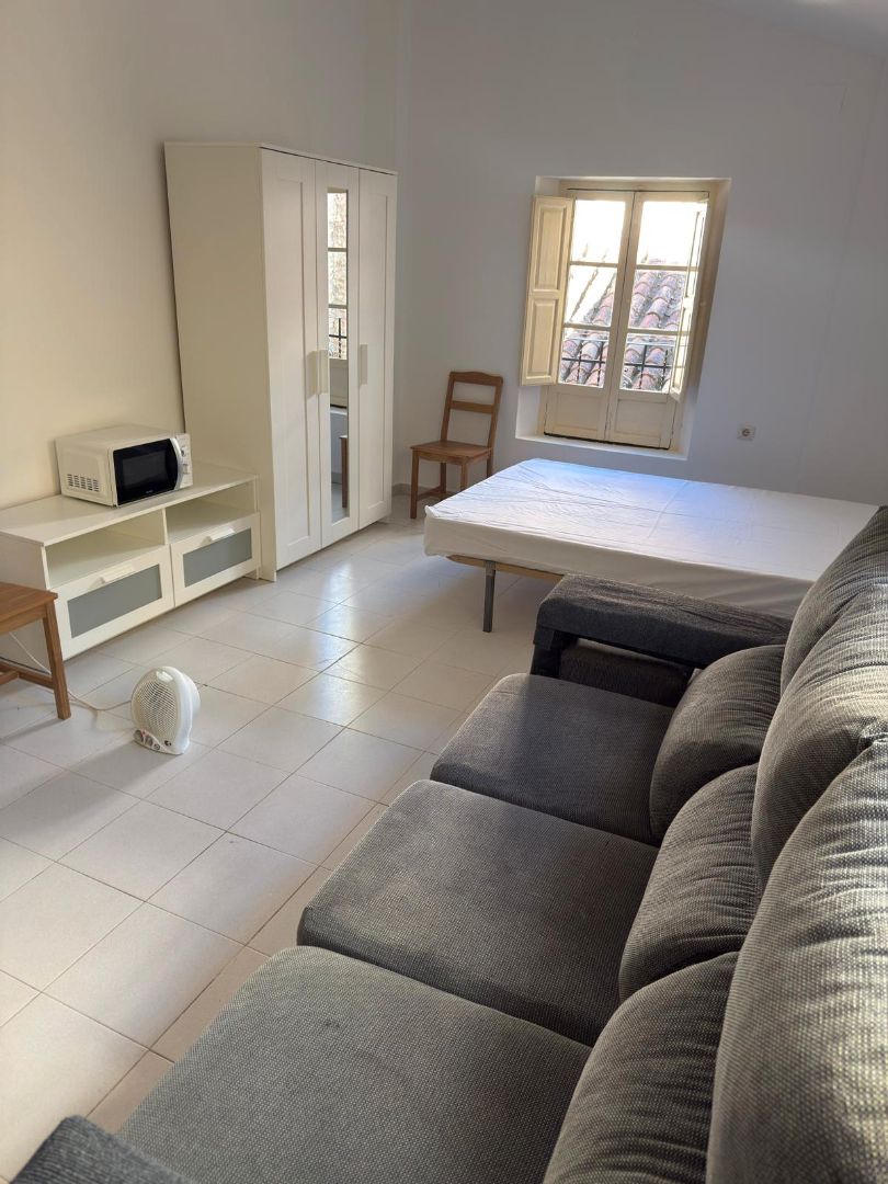 Dormitori de Estudi de lloguer en  Granada Capital amb Moblat i Rentadora