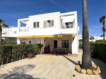 Terraced house with pool for sale in El Palmeral
