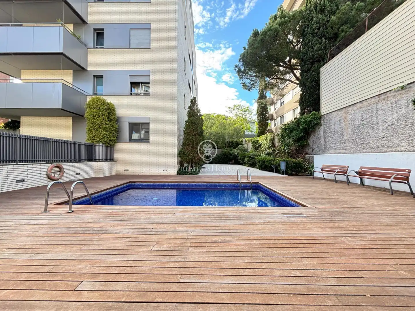 Schwimmbecken von Wohnung zum Verkauf in Barcelona mit Heizung, Privatgarten und Terrasse