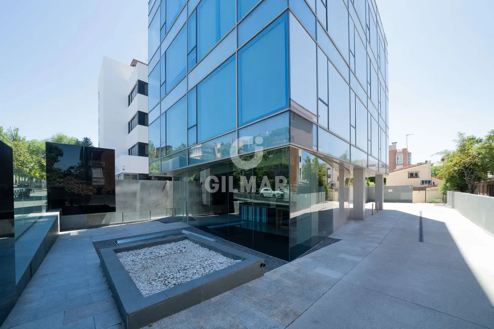 Außenansicht von Gebäude zur Miete in Madrid