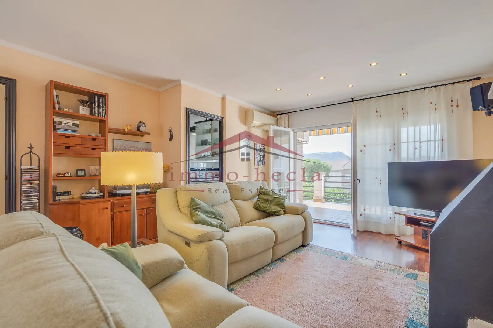 Sala d'estar de Casa adosada en venda en Vilanova del Camí amb Calefacció, Terrassa i Piscina
