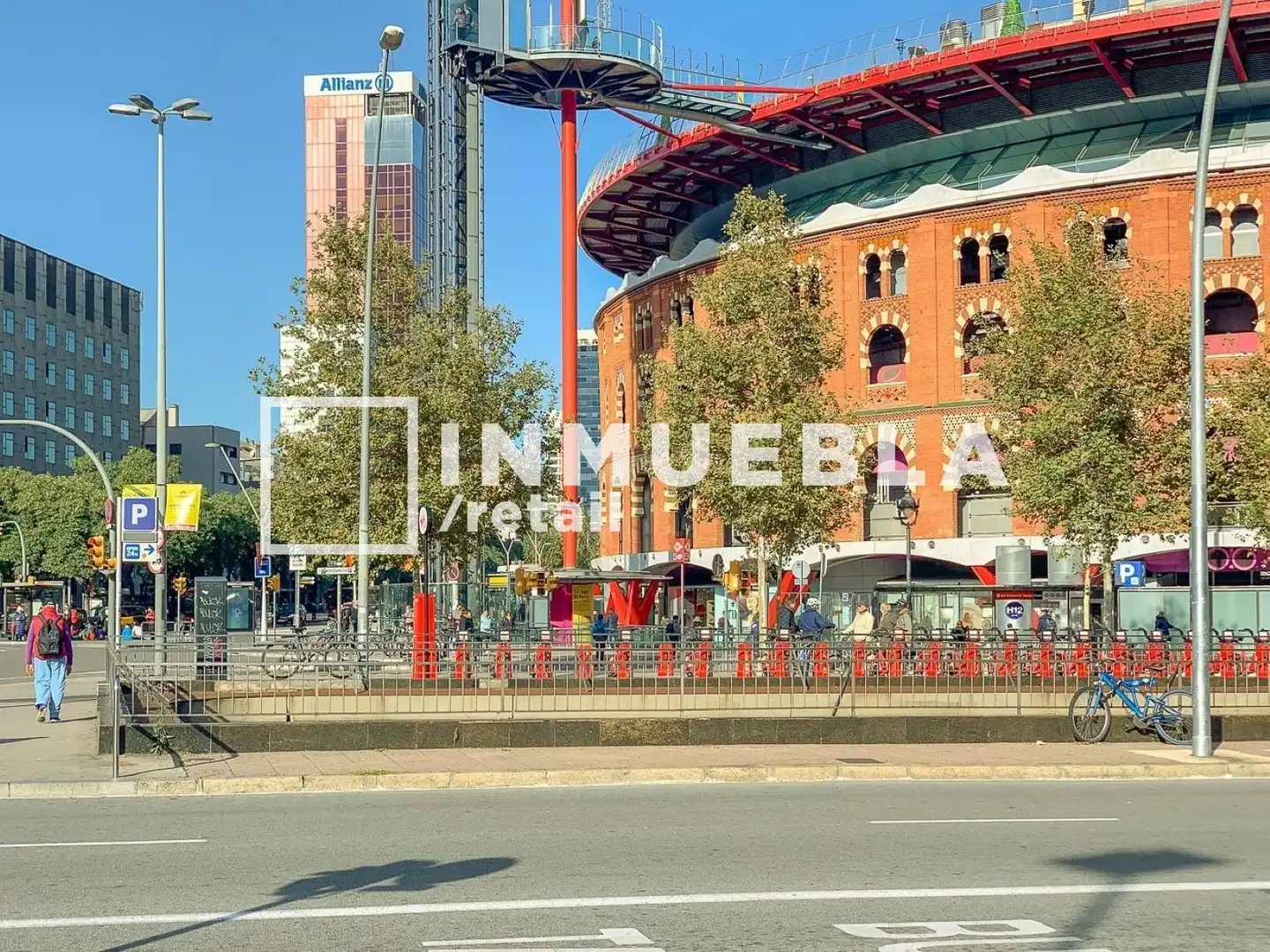 Vista exterior de Local en venda en Barcelona amb Aire condicionat i Terrassa