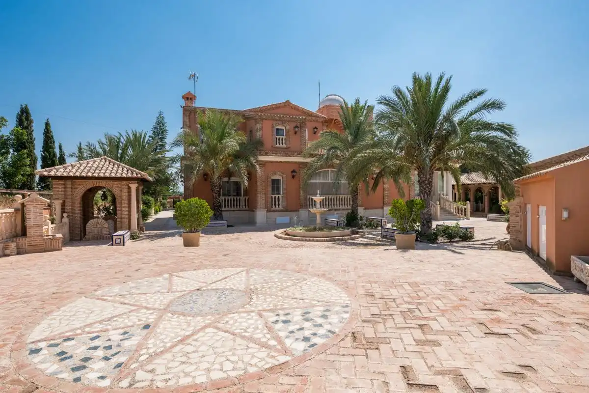 Vista exterior de Casa o xalet en venda en Elche / Elx amb Aire condicionat, Calefacció i Jardí privat
