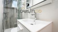 Bathroom of Flat for sale in  Madrid Capital  with Air Conditioner