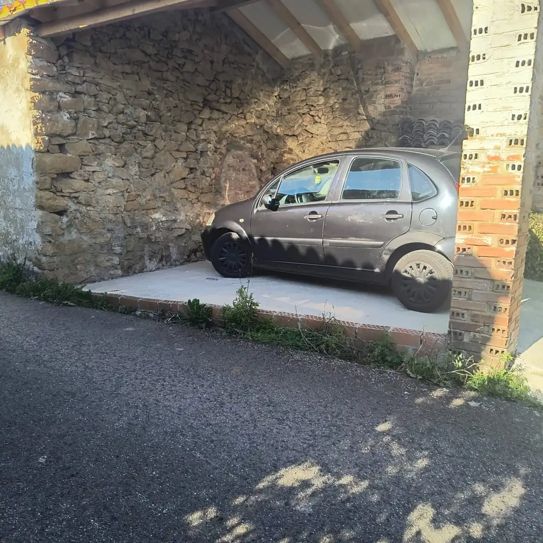 Aparcament de Casa o xalet en venda en Oviedo  amb Aire condicionat, Calefacció i Jardí privat