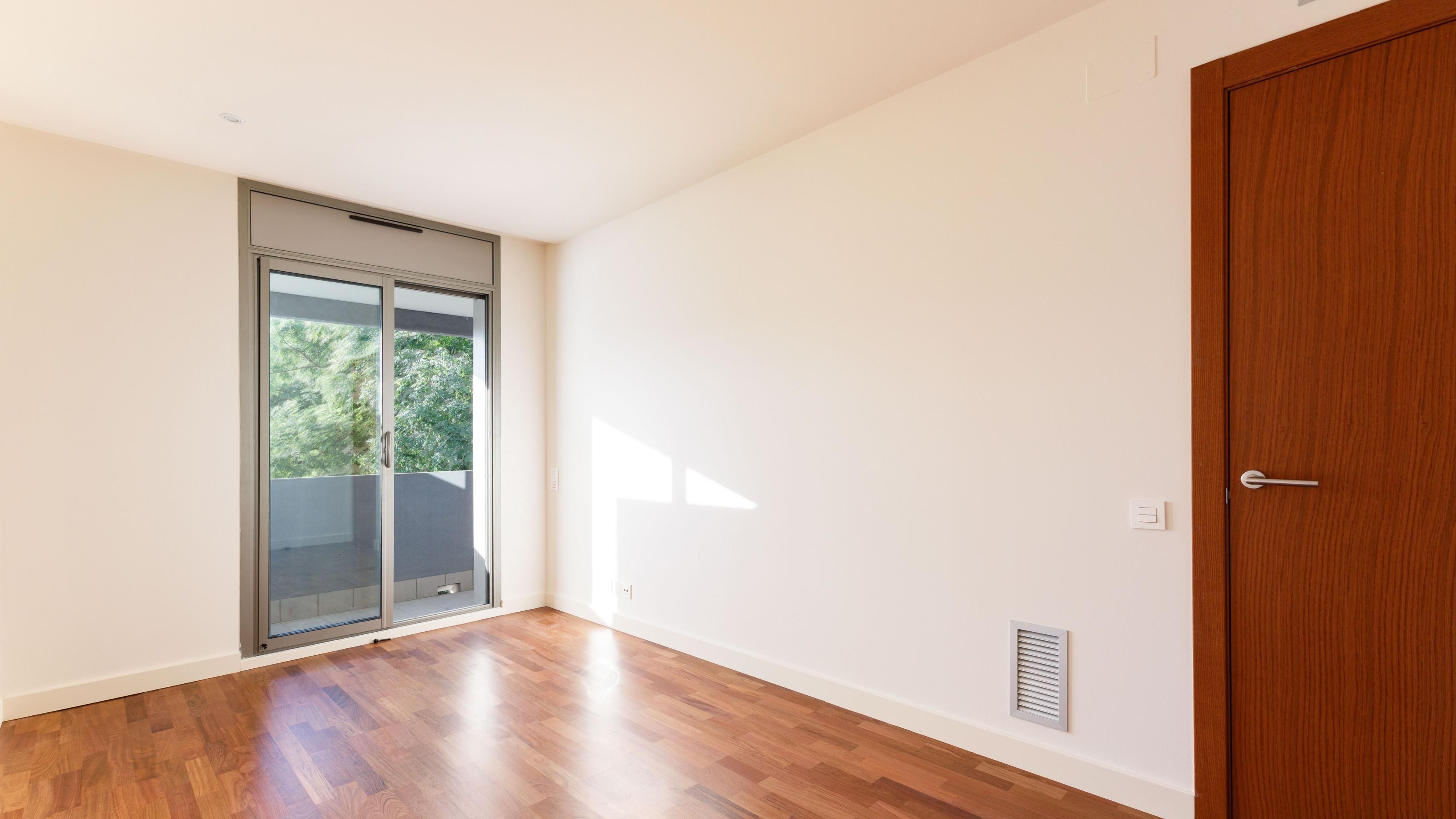 Bedroom of Flat for sale in L'Hospitalet de Llobregat  with Air Conditioner, Parquet flooring and Terrace