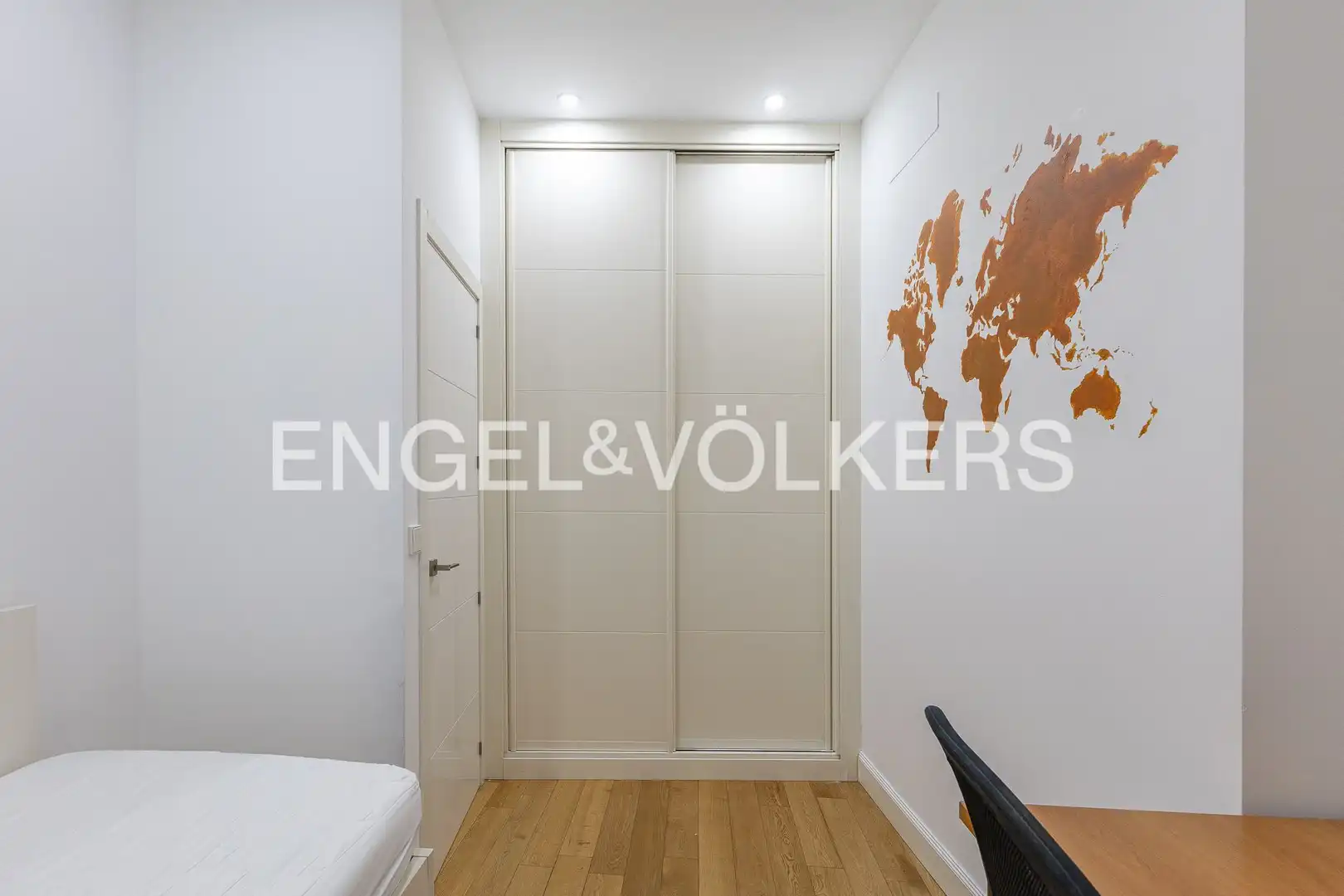 Schlafzimmer von Wohnung zur Miete in Madrid mit Heizung, Möbliert und Balkon