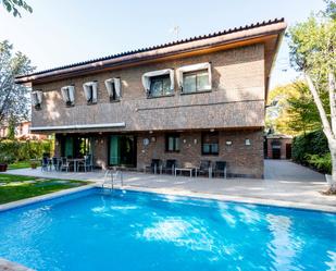 Swimming pool of House or chalet for sale in  Madrid Capital  with Air Conditioner, Private garden and Terrace