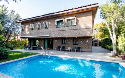 Piscina de Casa o xalet en venda en  Madrid Capital amb Aire condicionat, Jardí privat i Terrassa