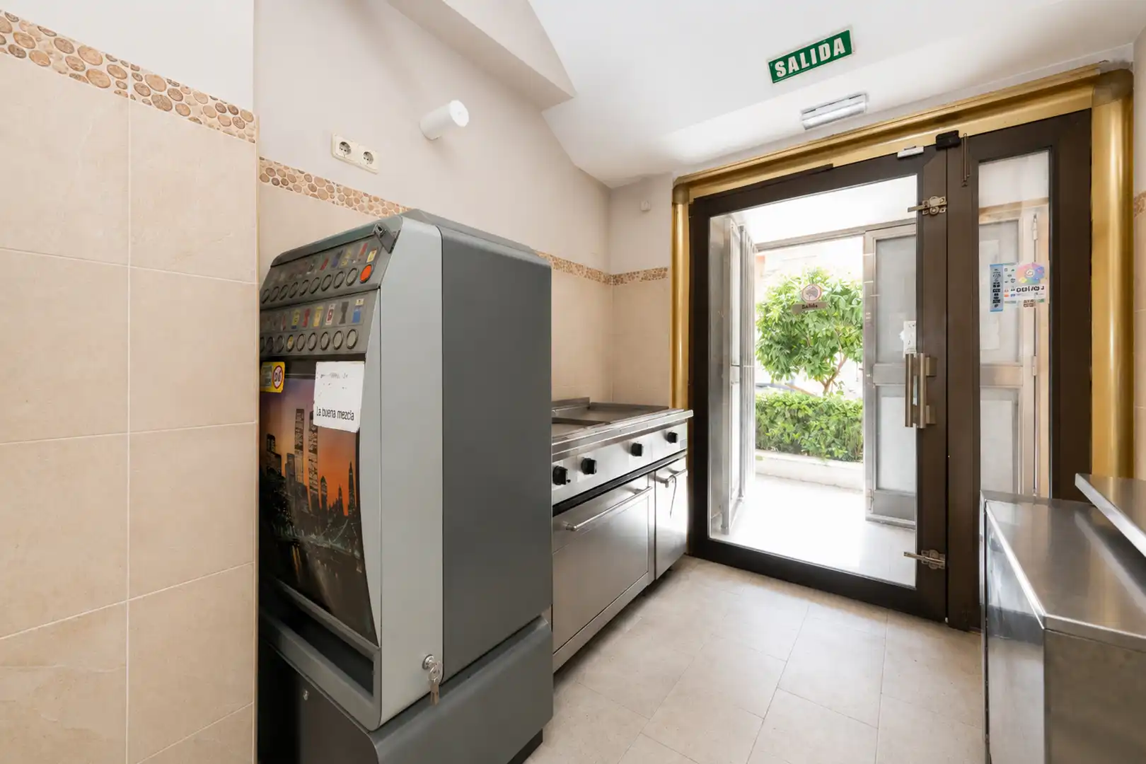 Cocina de Local en venta en San Sebastián de los Reyes con Aire acondicionado, Calefacción y Amueblado