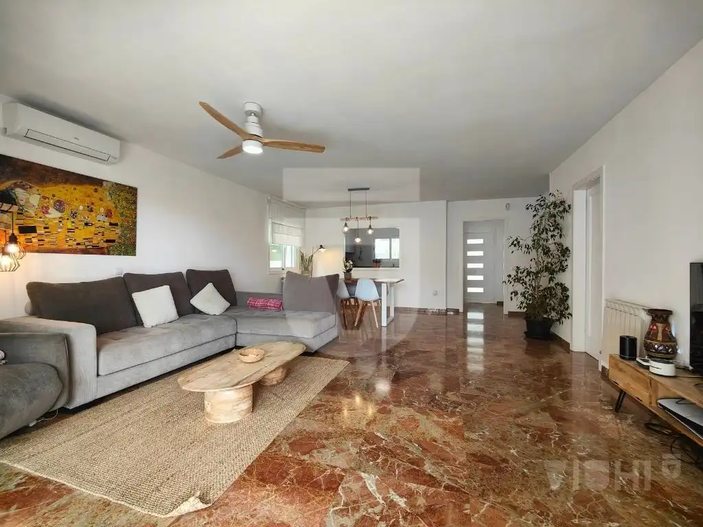 Sala d'estar de Casa o xalet en venda en El Masnou amb Aire condicionat, Calefacció i Jardí privat