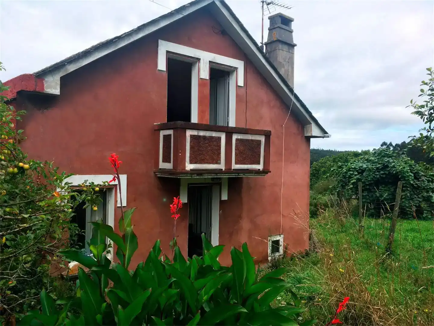 Vista exterior de Casa adosada en venda en Ortigueira amb Jardí privat, Traster i Balcó