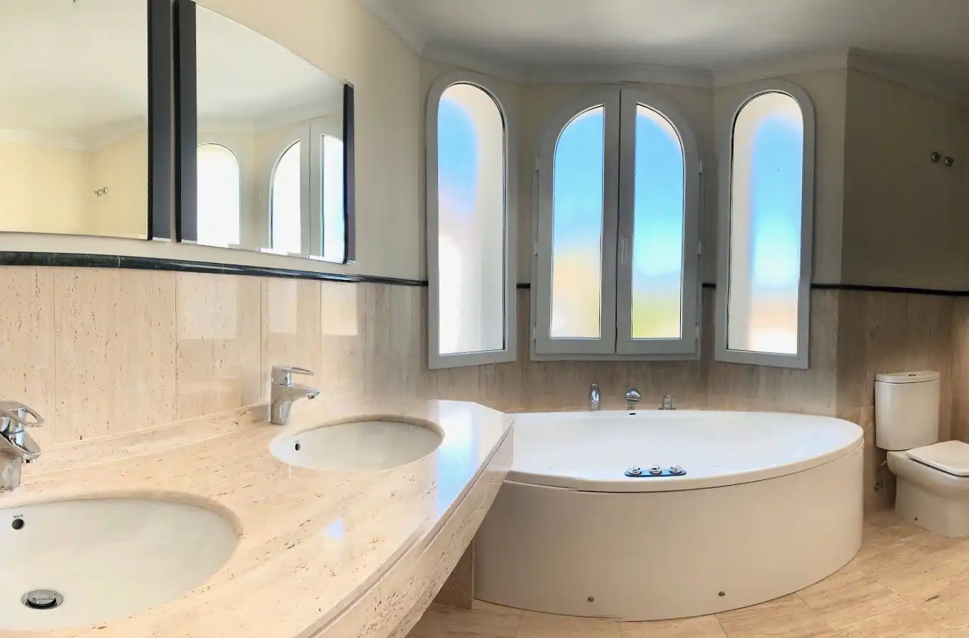Bany de Casa o xalet en venda en Marbella amb Aire condicionat, Calefacció i Jardí privat