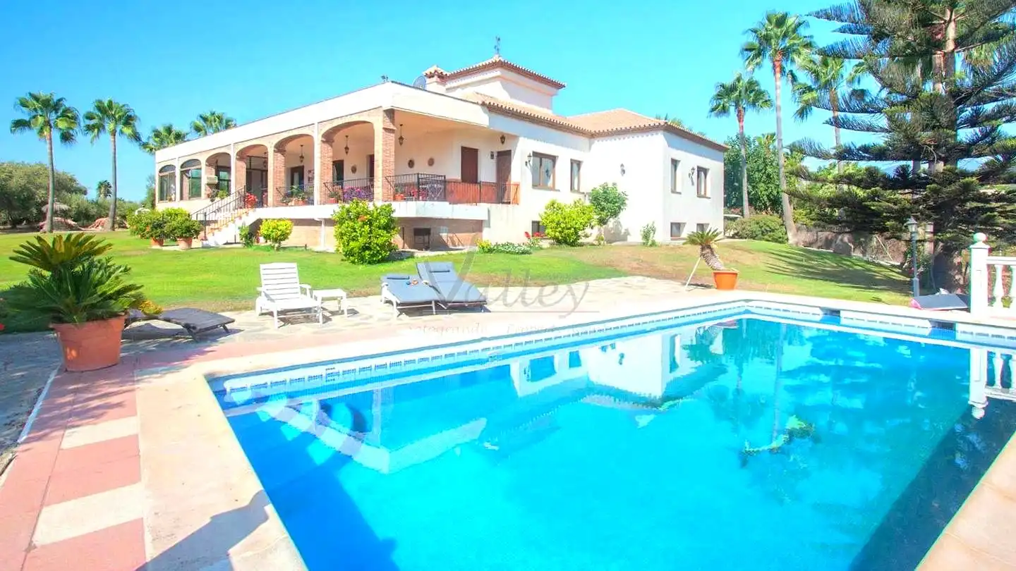 Vista exterior de Finca rústica en venda en Estepona amb Jardí privat, Terrassa i Traster