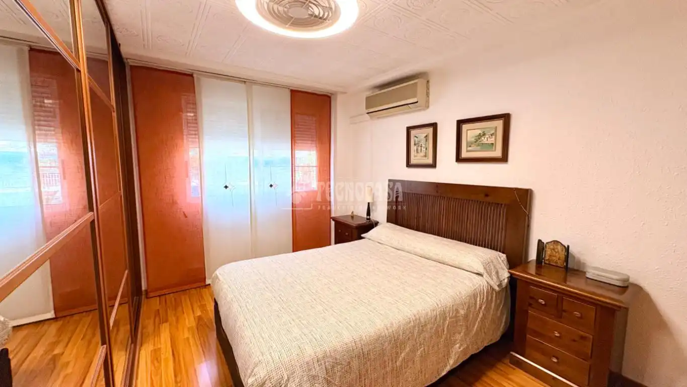 Bedroom of Flat for sale in Valencia  with Air Conditioner and Balcony