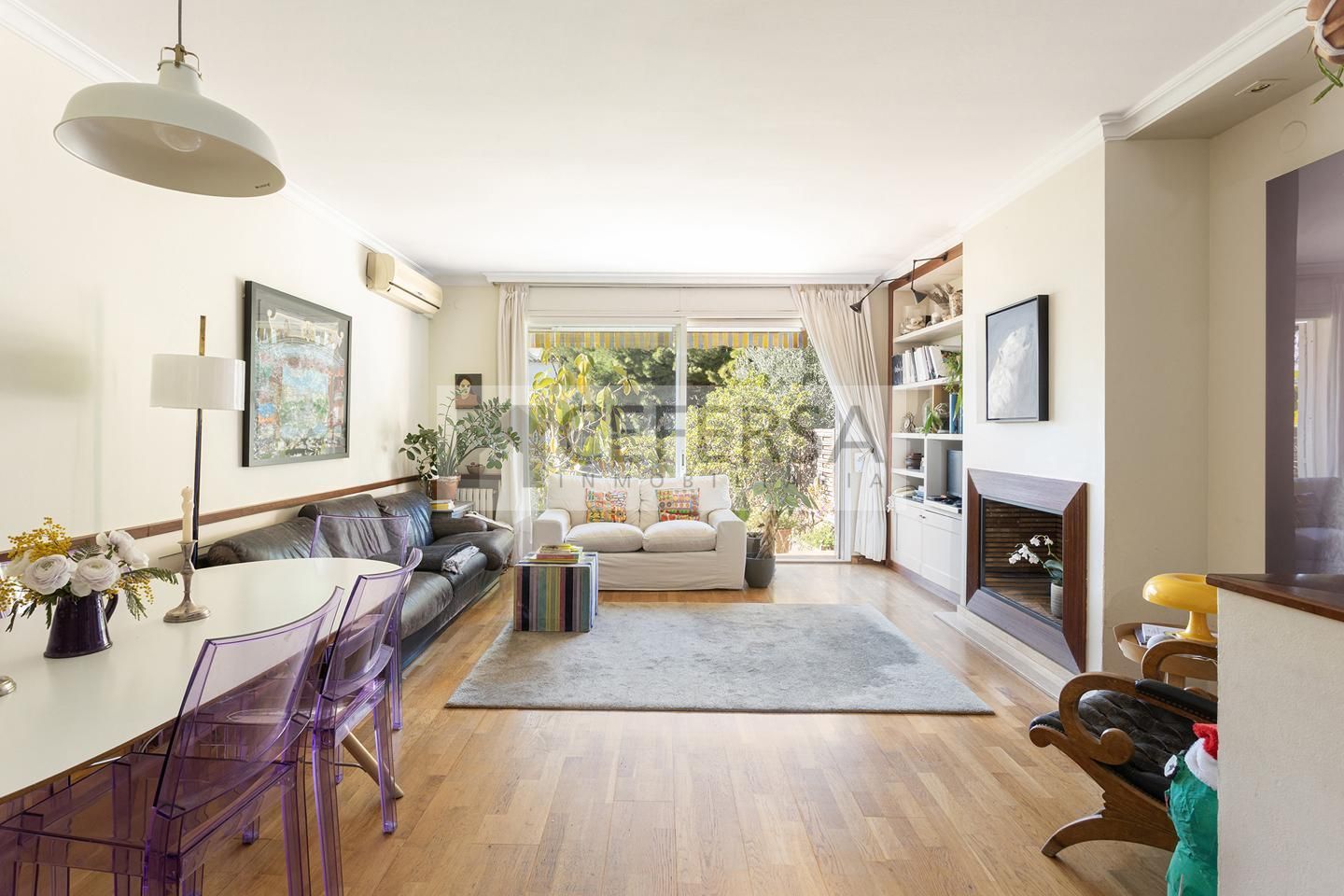 Sala d'estar de Casa adosada en venda en Sant Just Desvern amb Aire condicionat, Calefacció i Jardí privat