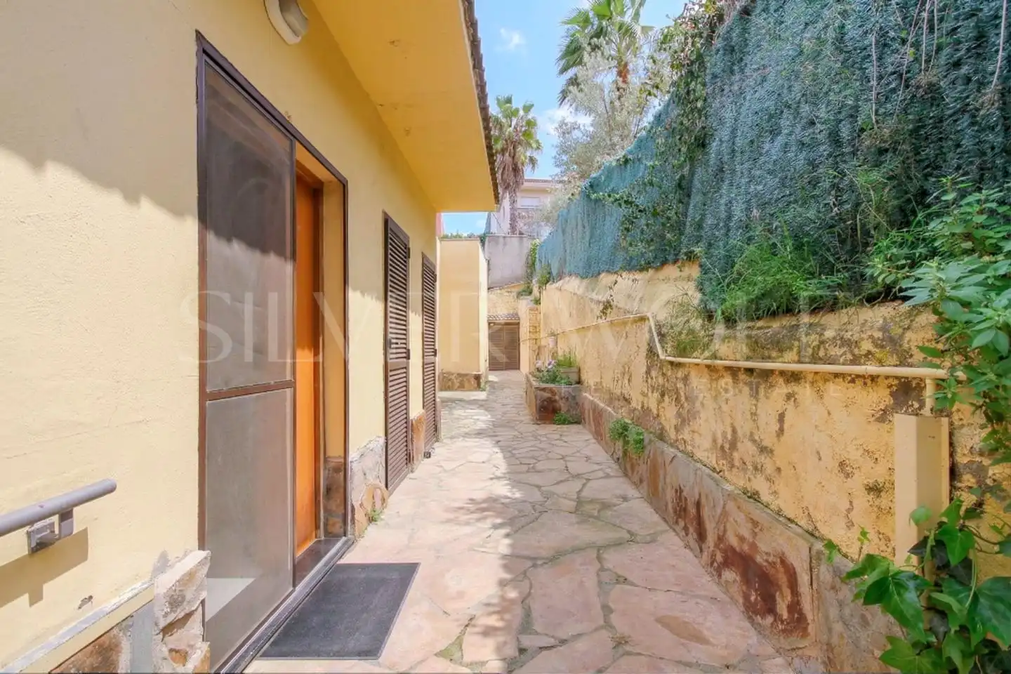 Vista exterior de Casa o xalet en venda en Sitges amb Aire condicionat, Calefacció i Jardí privat