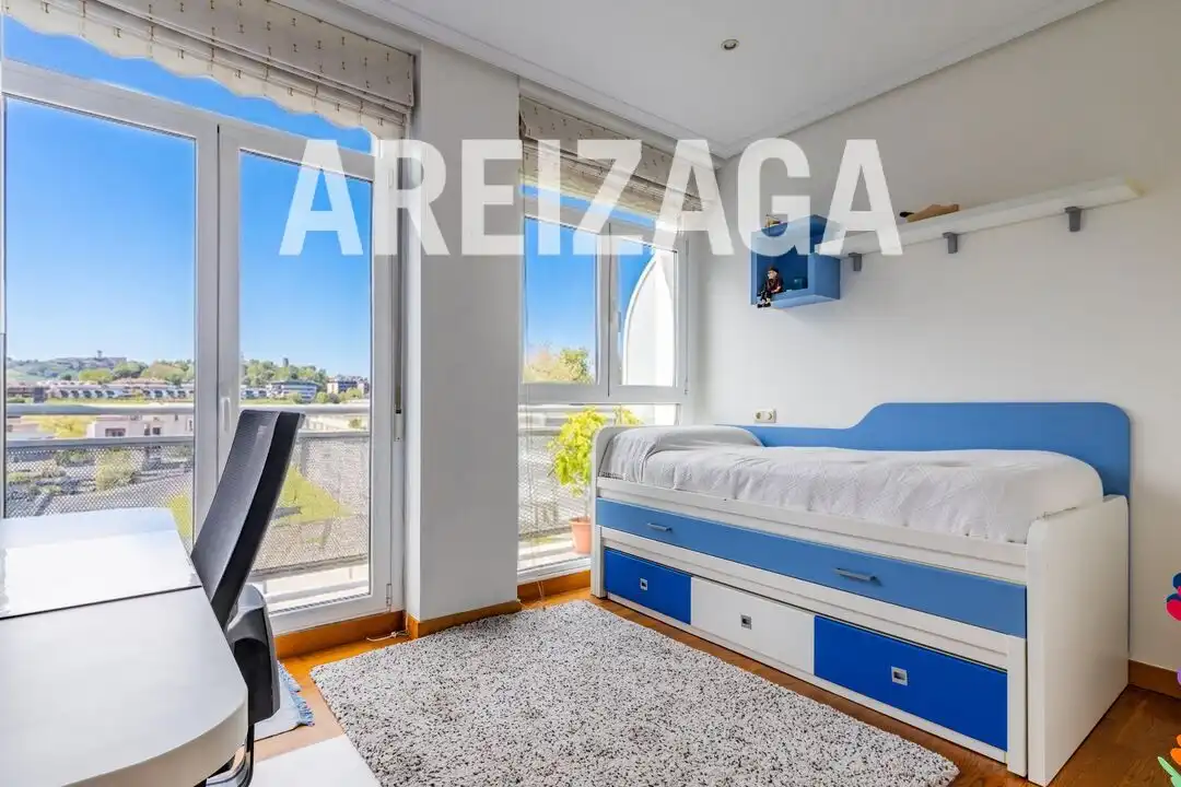 Habitación de Piso en venta en Donostia - San Sebastián  con Calefacción, Terraza y Trastero