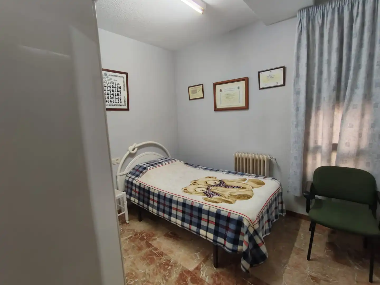 Dormitori de Pis en venda en Guadix amb Calefacció, Moblat i Balcó