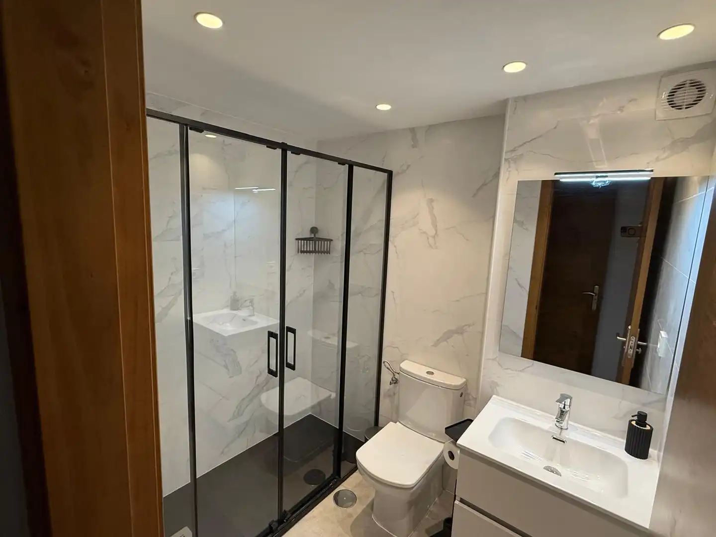 Badezimmer von Wohnung zur Miete in Algeciras mit Klimaanlage, Heizung und Terrasse