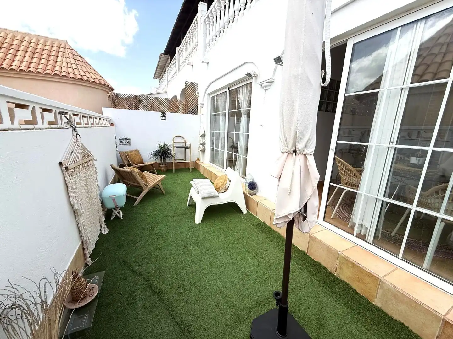 Terrasse von Einfamilien-Reihenhaus zum Verkauf in Antigua mit Klimaanlage, Terrasse und Möbliert