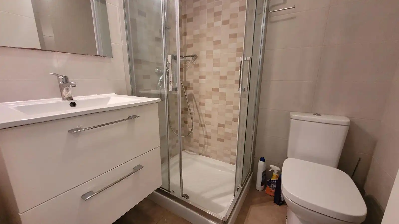Badezimmer von Dachboden zum Verkauf in L'Alfàs del Pi mit Klimaanlage, Terrasse und Möbliert