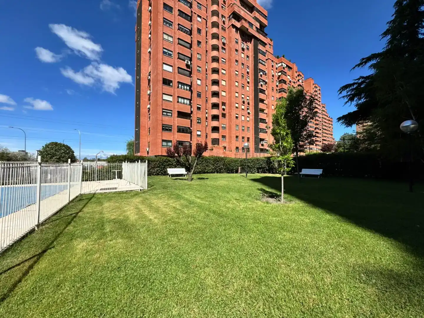 Vista exterior de Àtic en venda en  Madrid Capital amb Piscina i Balcó