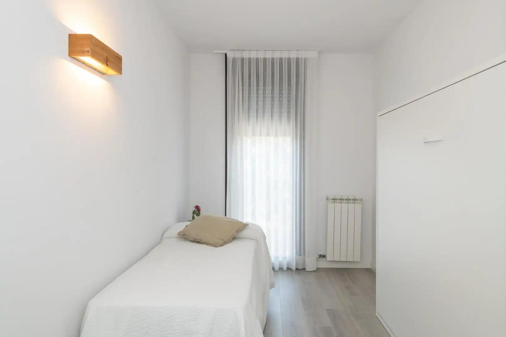 Dormitori de Apartament de lloguer en Girona amb Parquet i Piscina comunitària
