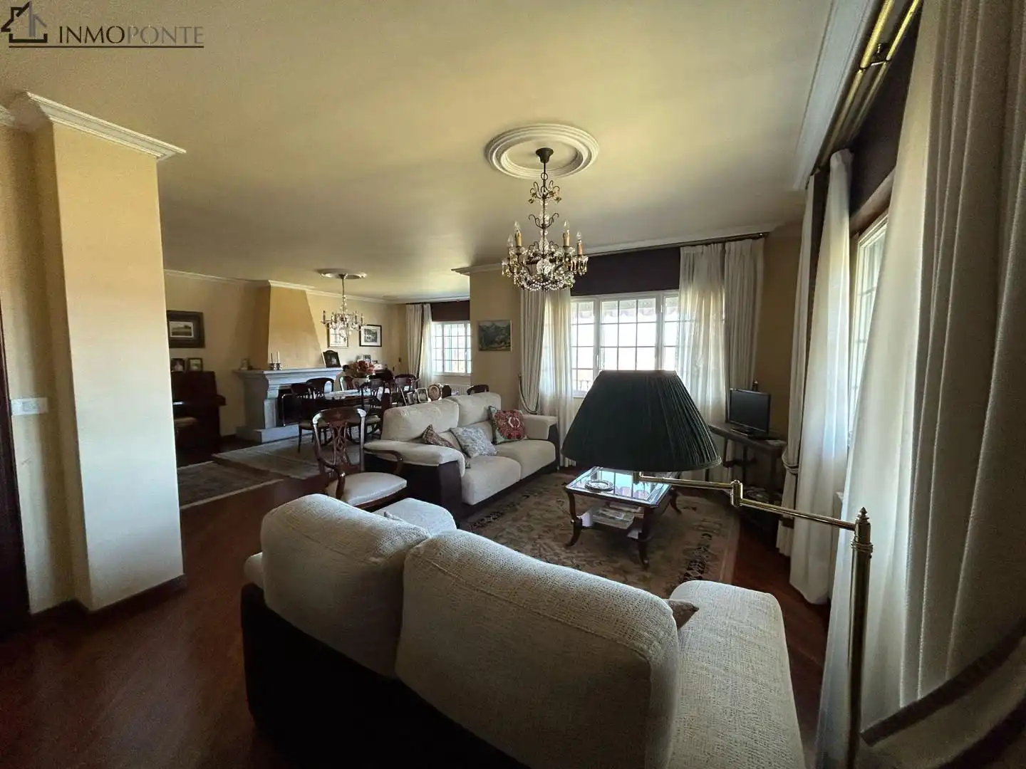 Sala d'estar de Casa o xalet en venda en Pontevedra Capital  amb Calefacció, Jardí privat i Terrassa