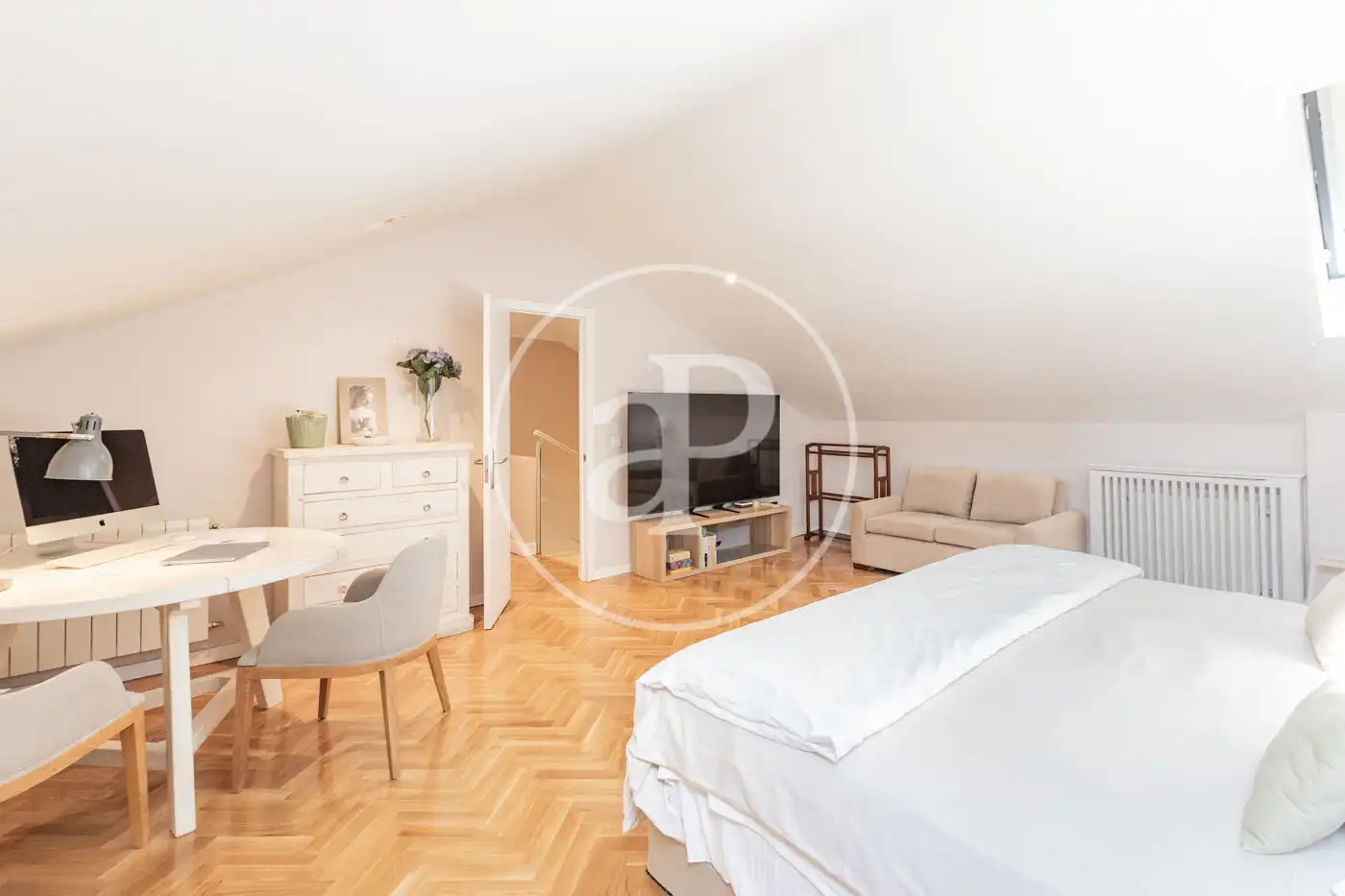 Habitación de Casa adosada en venta en Madrid con Aire acondicionado, Calefacción y Jardín privado