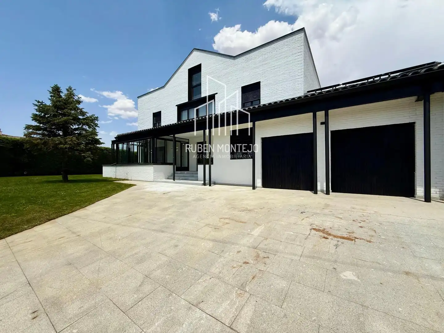 Vista exterior de Casa o xalet en venda en Carbajosa de la Sagrada amb Calefacció, Jardí privat i Piscina