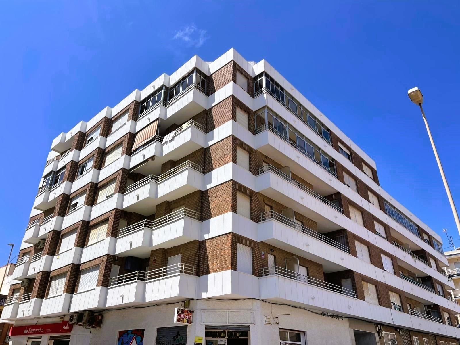 Vista exterior de Àtic en venda en Guardamar del Segura amb Aire condicionat, Terrassa i Alarma
