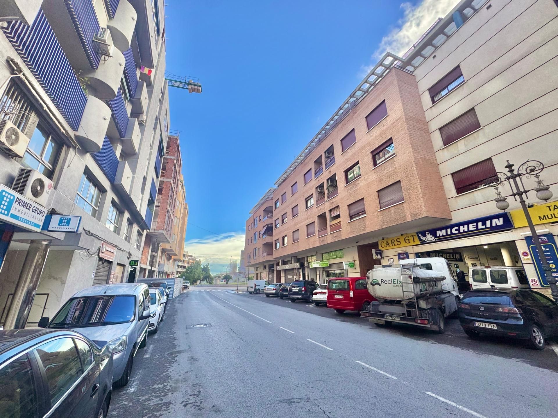 Vista exterior de Local en venda en Orihuela