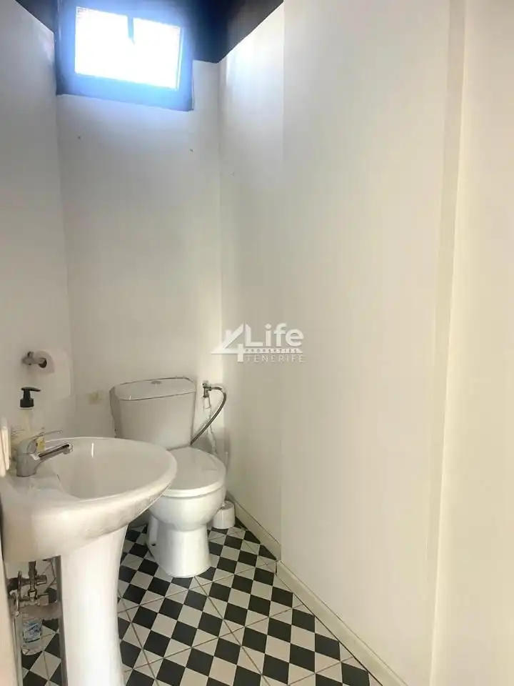Badezimmer von Büro zum Verkauf in Arona mit Klimaanlage