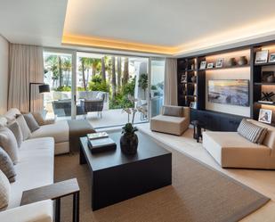 Sala d'estar de Pis en venda en Marbella amb Aire condicionat, Jardí privat i Parquet