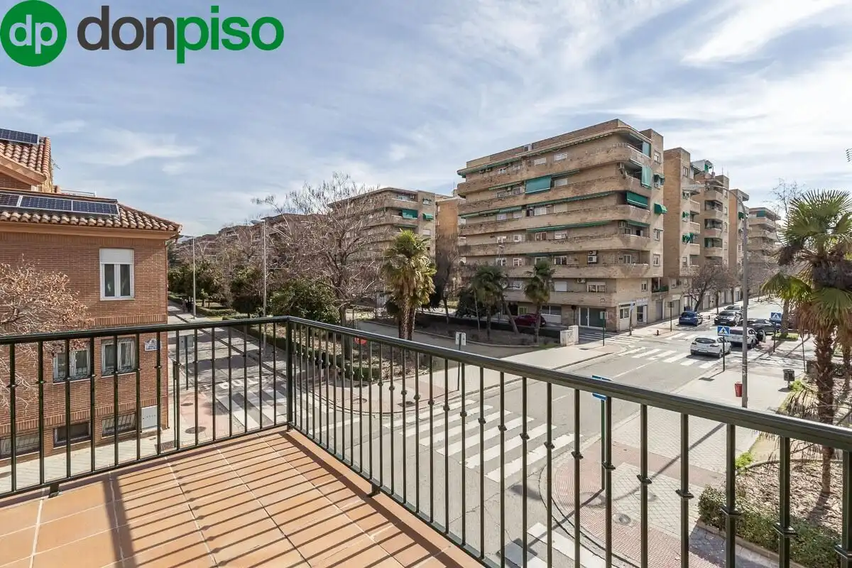 Vista exterior de Casa adosada en venta en Granada con Calefacción, Jardín privado y Terraza