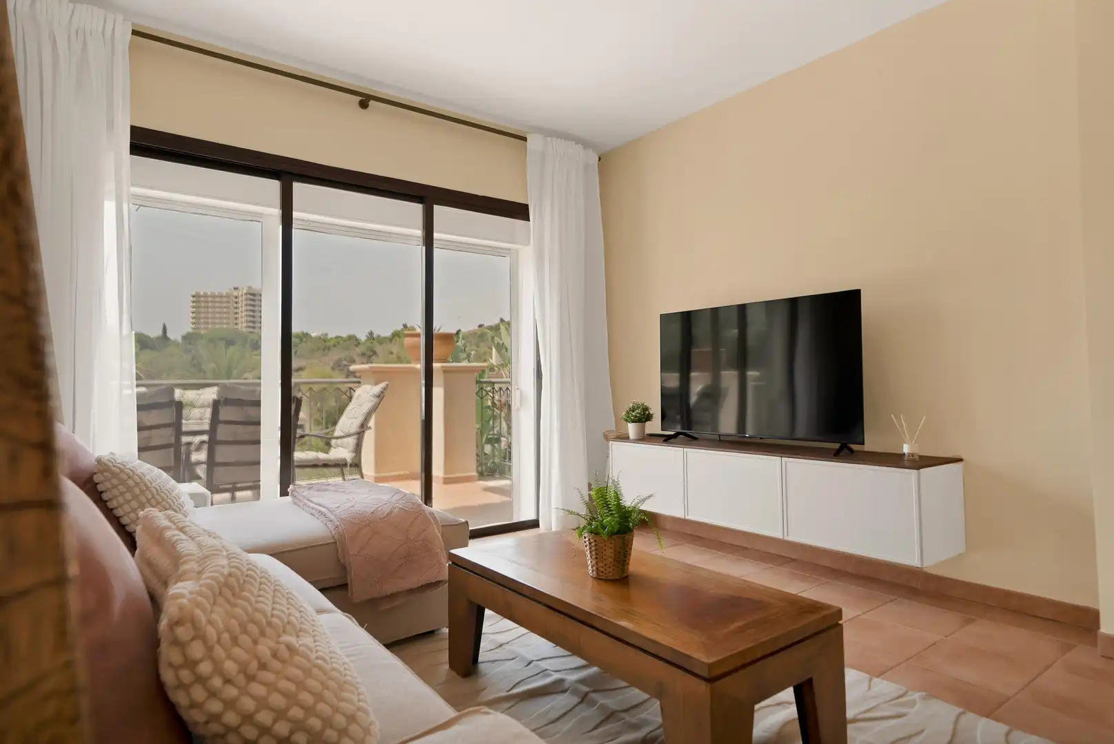 Wohnzimmer von Wohnungen zur Miete in Marbella mit Klimaanlage, Heizung und Privatgarten