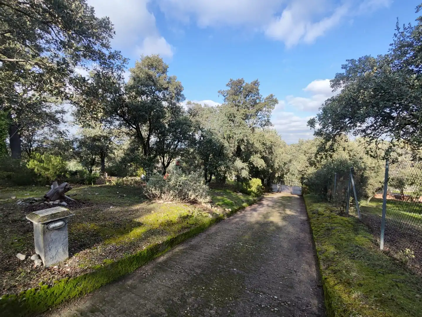 Vista exterior de Casa o xalet en venda en Sevilla la Nueva amb Calefacció, Jardí privat i Terrassa