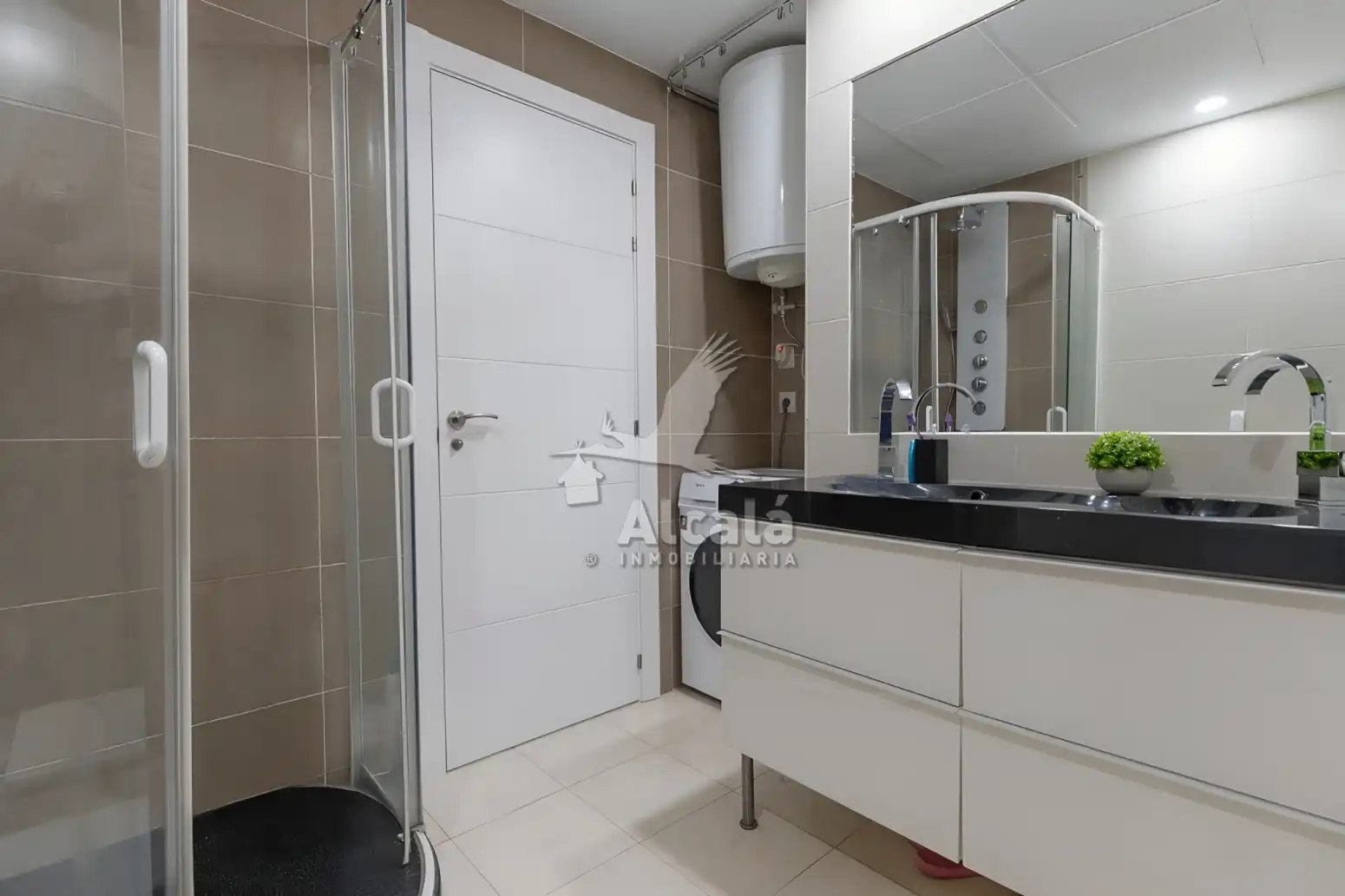 Baño de Piso en venta en Alcalá de Henares con Aire acondicionado, Calefacción y Jardín privado