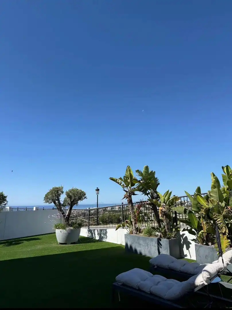 Außenansicht von Wohnungen zur Miete in Benahavís mit Klimaanlage, Privatgarten und Terrasse