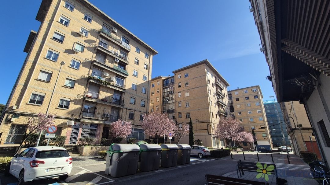 Pis en venda a Calle Serafín Azcona Gamen, Lourdes