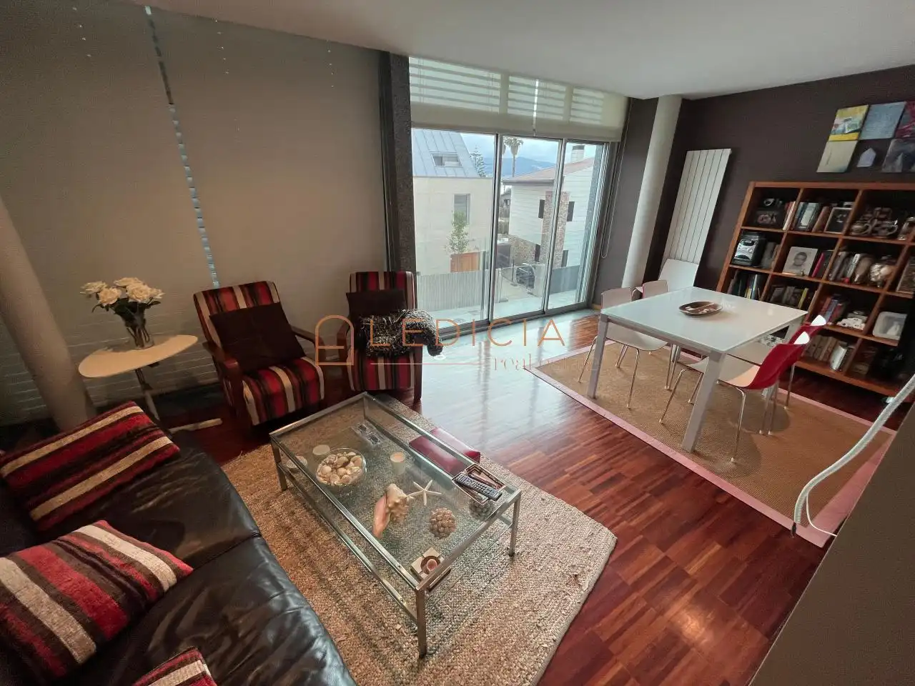 Sala d'estar de Pis de lloguer en Nigrán amb Calefacció, Parquet i Terrassa