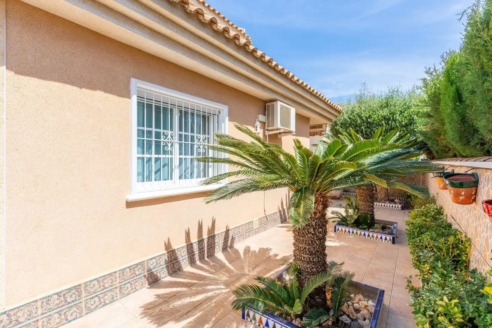 Vista exterior de Casa o xalet en venda en Torrevieja amb Calefacció, Jardí privat i Piscina