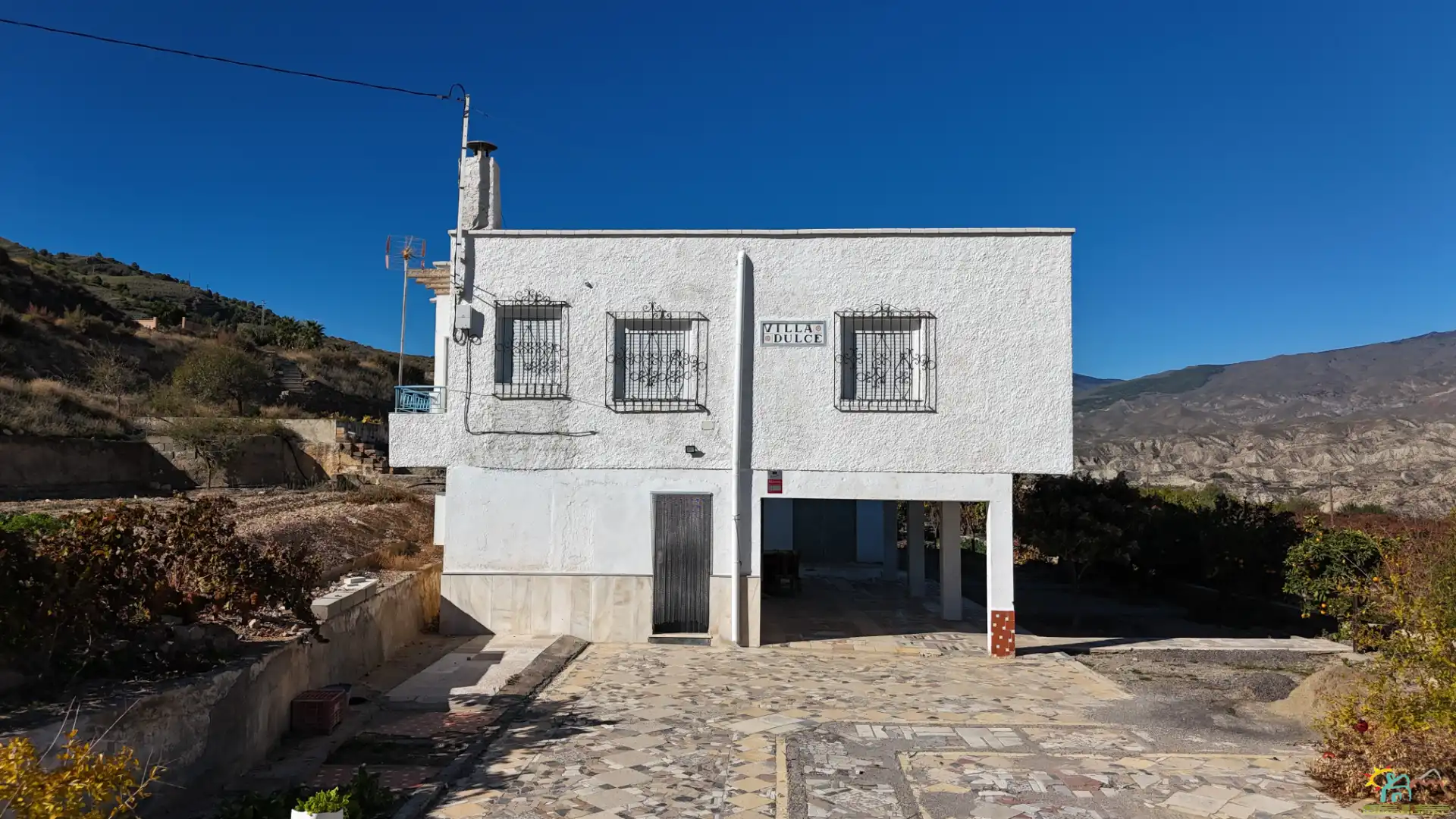 Vista exterior de Finca rústica en venda en Íllar amb Jardí privat, Terrassa i Moblat