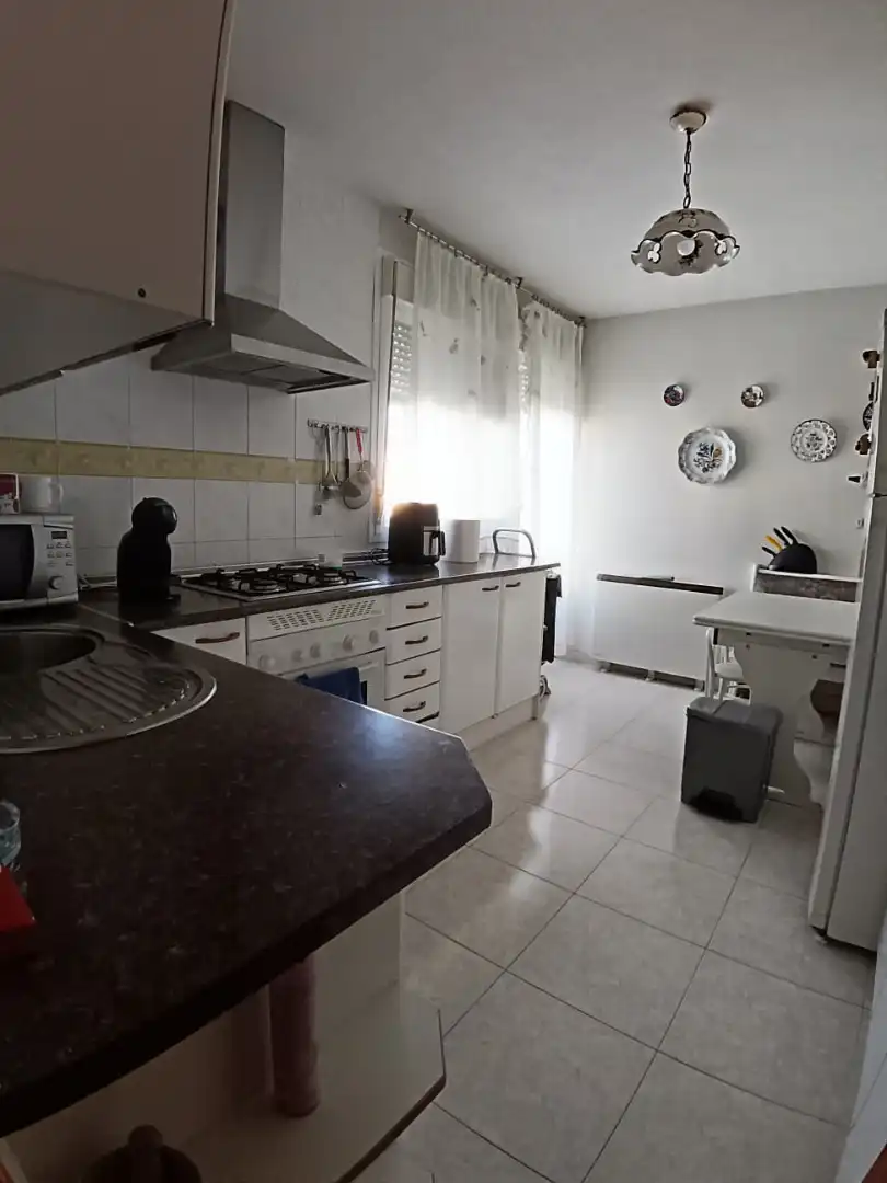 Cuina de Casa o xalet en venda en Navaluenga amb Jardí privat, Terrassa i Moblat