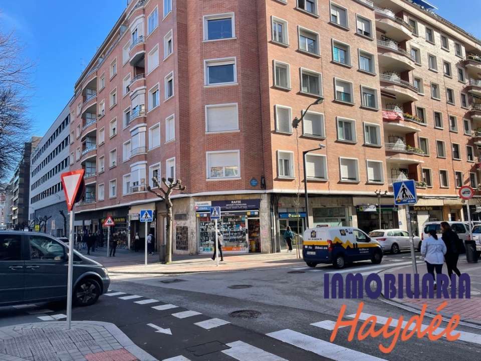 Vista exterior de Pis en venda en Bilbao  amb Calefacció, Terrassa i Balcó