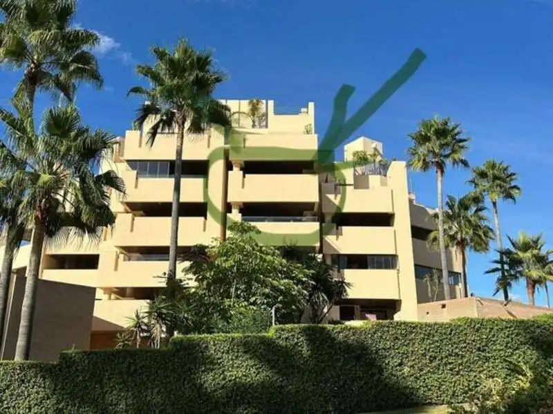 Vista exterior de Apartamento de alquiler en Estepona con Aire acondicionado, Terraza y Piscina