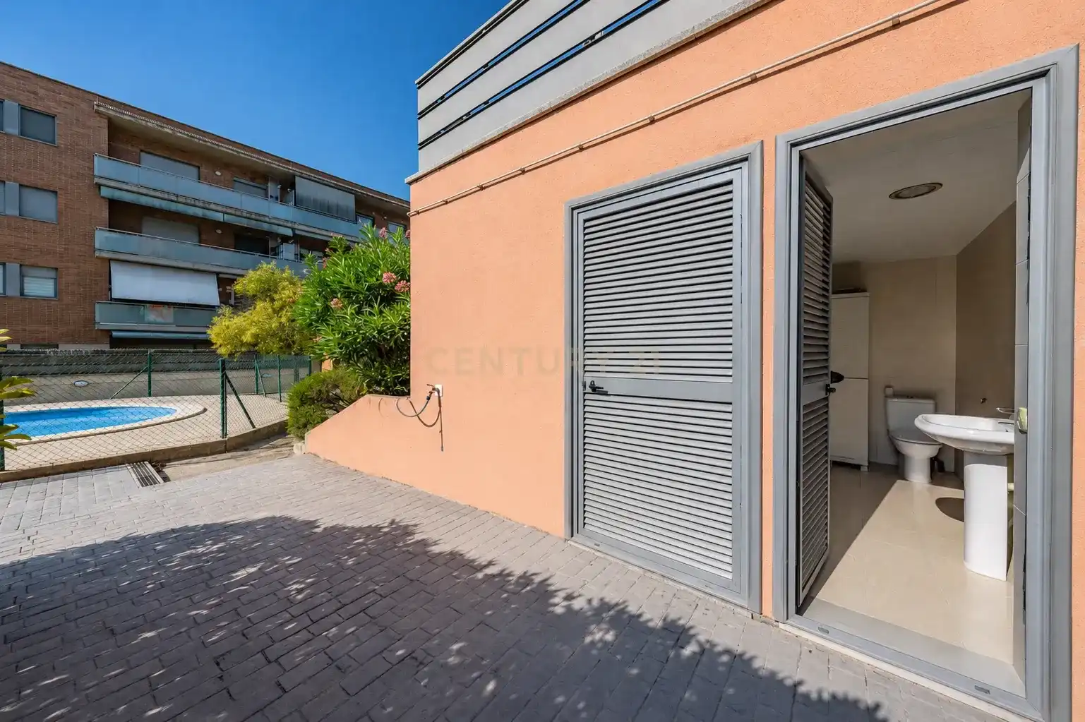 Vista exterior de Pis en venda en Parets del Vallès amb Aire condicionat, Traster i Piscina comunitària