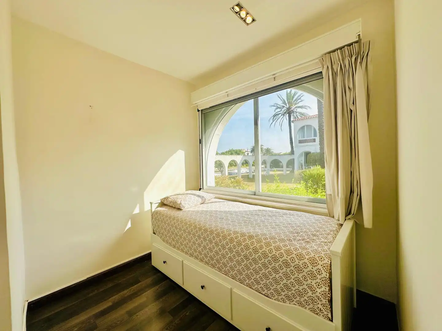 Dormitori de Apartament en venda en Empuriabrava amb Aire condicionat, Jardí privat i Moblat